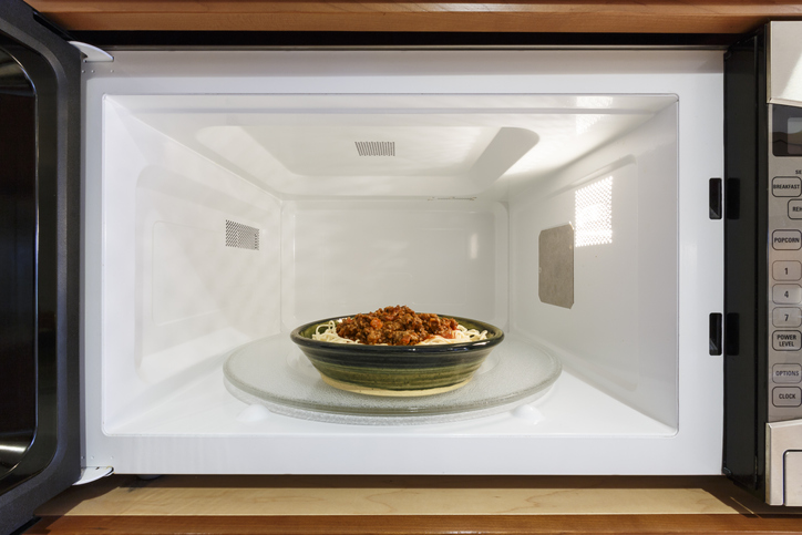Interior de un microondas cata de oferta en Tien21 con un plato de comida